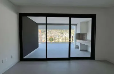 À venda no Centro de Florianópolis! Terraço privativo com churrasqueira, andar alto e 3 quartos.
