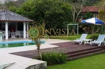 À venda | 8.400m², piscina privativa, quiosque com churrasqueira, campo de futebol e 3 quartos - ratones, florianópolis.