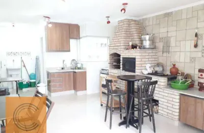 Lindo, todo reformado.3 dormitórios ,1 suíte , garagem 4 carros ,área gourmet com churrasqueira , casa nova ,ótima localização ,por estar em frente a
