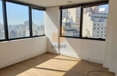 Conjunto comercial com 36 m2 , próximo ao metrô e em rua com intenso fluxo de pessoas.