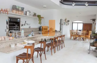 Cobertura duplex com 4 dormitórios sendo 2 suites, área de serviço e 4 vagas.