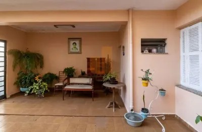 Casa térrea de 200 metros,  bem conservada, 2 vagas e área verde de 120 metros nos fundos.