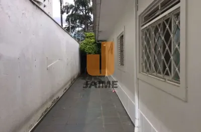 Casa assobradada com 147m², varanda, poder ser usada como residencial ou comercial, em perdizes.