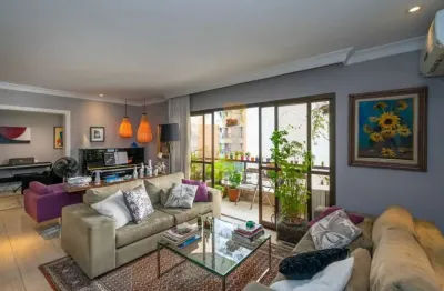 Apartamento na planta original, em ótima localização de Pinheiros.