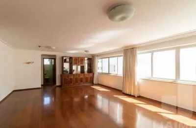 Imóvel , amplo à venda, um por andar,  com 4 quartos, sendo 1 suítes e 1 vaga