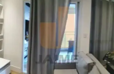 Apartamento diferenciado, com sala ampla e cozinha aberta na sacada.