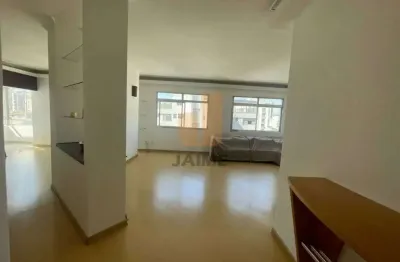 Bem conservado e bem localizado, próximo à faculdades e comércio