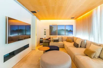 Apartamento estilo garden, próximo ao shopping, com 4 dormitórios sendo 4 suítes e 4 vagas.