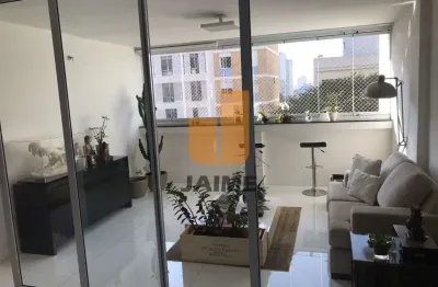 Apartamento completamente reformado, piso de taco nos quartos e nanoglass branco na sala.