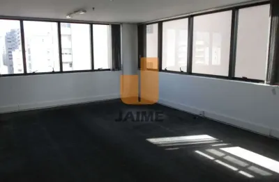 Conjunto comercial bem localizado em rua próxima ao metrô, com grande fluxo de pessoas.