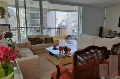 Apartamento com varanda integrada às salas, rua arborizada, aréa nobre da santa cecília.