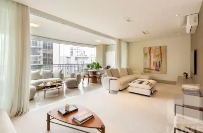 Apartamento com varanda integrada às salas, rua arborizada, aréa nobre da Santa Cecília.