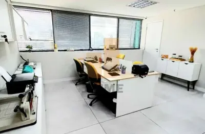 Conjunto comercial com 52 m² amplo salão com copa/ cozinha, wc e 2 vagas.