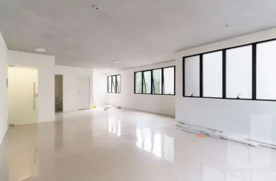 Predio com conceito diferenciado, integrado à um prédio residencial e lojas no térreo.