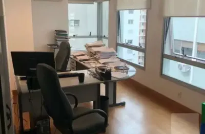 Conjunto comercial unificado, próximo à  paulista e ao metro.