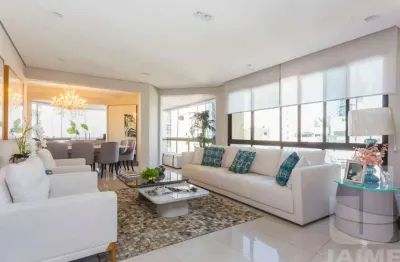 Excelente apartamento com varanda em rua arborizada, 210 m2 e 3 vagas, próximo ao Shopping.