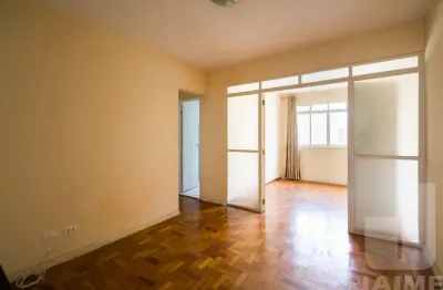 Apartamento amplo ensolarado, próximo ao comércio, escolas e hospitais.