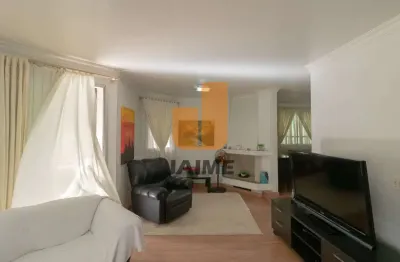 Apartamento com 195m, 3 vagas, sendo 2 demarcadas, próximo ao Shopping Higienópolis. Excelente!