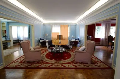 Apartamento com espaços amplos em prédio dos anos 50, em higienópolis.