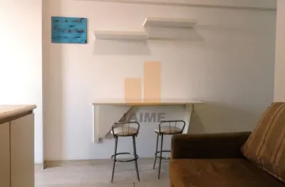 Belo studio em andar alto, com vista ampla, próximo ao metrô e ao shopping.