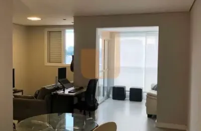 Apartamento mobiliado, varanda envidraçada, com 78 m2 e uma vaga em ótima localização.