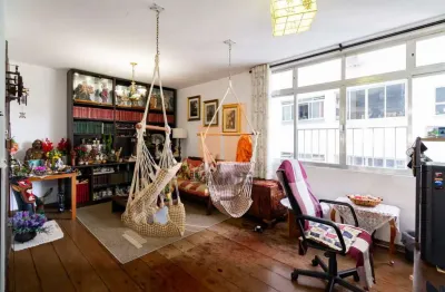 Bem conservado, com 140  m2 e duas vagas em excelente localização da santa cecília