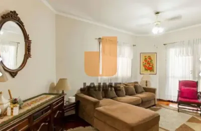 Apartamento bem localizado 1 por andar, com hall privativo, muito bem conservado.
