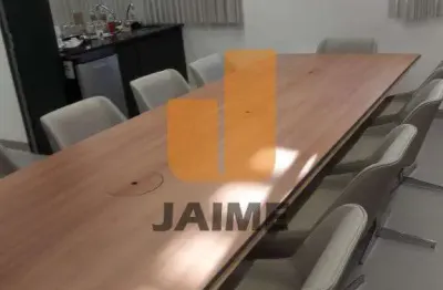 Sala comercial com 53 metros em prédio moderno, ótima localização.