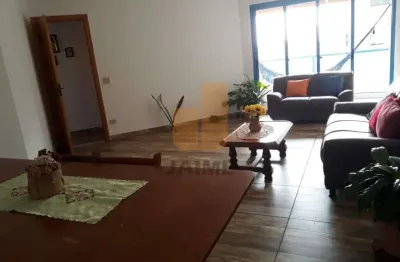 Apartamento bem conservado, ensolarado, em excelente localização