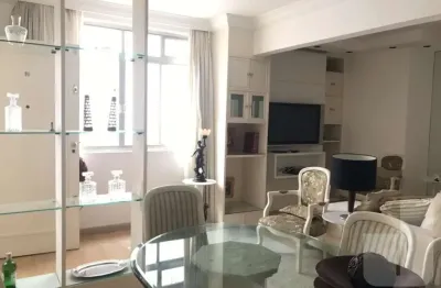 Apartamento padrão, todo mobiliado, 2 dormitórios e 1 vaga.