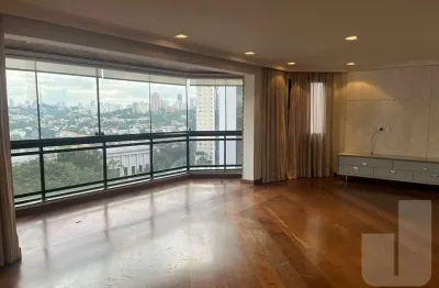 Apartamento amplo, reformado com varanda envidraçada com linda vista!