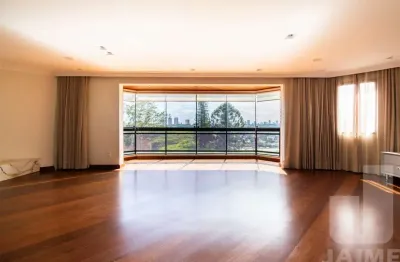 Apartamento amplo, reformado com varanda envidraçada com linda vista!