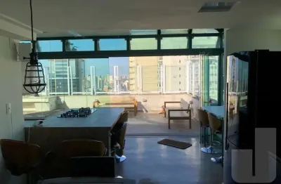 Cobertura  com móveis planejados nos quartos e cozinha,com cozinha gurmet e living na área externa.