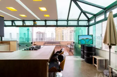 Cobertura  com móveis planejados nos quartos e cozinha,com cozinha gurmet e living na área externa.