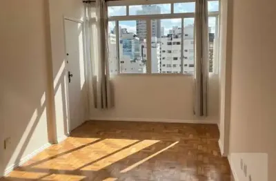 Apartamento ensolarado em andar alto, com estar e dois dormitórios com piso de tacos e uma vaga!