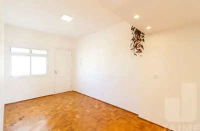 Apartamento reformado, 2 dormitórios, 50 m2 com vista livre e por do sol.