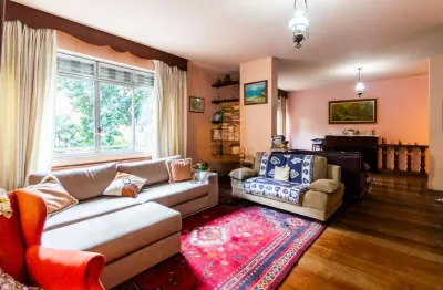 Apartamento em área nobre com 4 dormitórios sendo 1 suíte e 2 vagas, 244 m2 bem distribuídos.