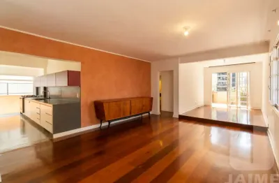 Apartamento totalmente reformado com varanda em rua tranquila