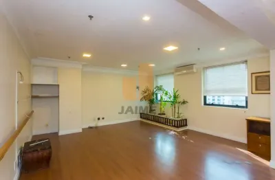 Conjunto comercial com 5 salas e 5 vagas, área nobre, excelente localização.