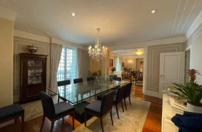 Cobertura clássica com 4 suítes, reformada e impecável, com terraços e elevador nos dois andares.