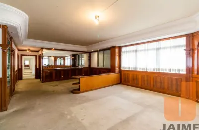 Apartamento em área nobre,  3 dormitórios sendo 1 suíte e 2 vagas, 243 m2 bem distribuídos.