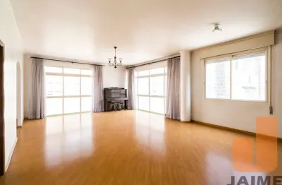 Apartamento com 3 dormitórios sendo 1 suíte e 2 vagas, 243 m2 bem distribuídos.