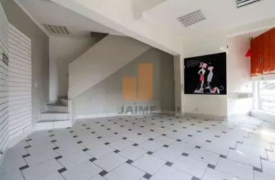 Casa assobradada com 70m² no térreo 70m² no piso superior, localizada em área nobre do bairro.