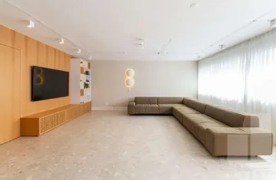 Apartamento totalmente reformado, nas nuvens, vista livre, ensolarado e arejado em prédio com lazer!