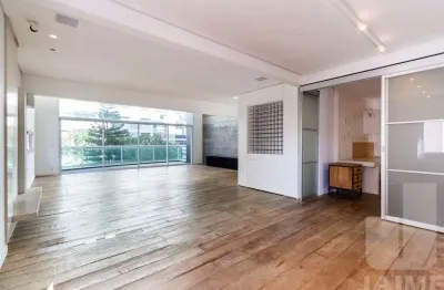 Apartamento charmoso com varanda, churrasqueira e sala com pé direito duplo em rua tranquila