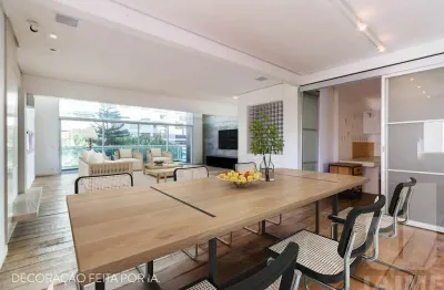 Apartamento charmoso com varanda, churrasqueira e sala com pé direito duplo em rua tranquila