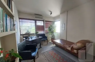 Conjunto Comercial com 1 vaga, dividido em 3 salas, recepção e banheiro.