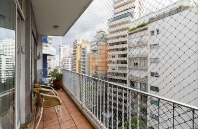 Apartamento amplo, iluminado e com varanda, 3 dormitórios sendo 1 suíte e 1 vaga.