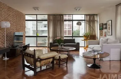 Apartamento reformado, com armários, 4 dorms, sendo 3 suítes, 5 banheiros em higienopolis