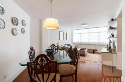 Apartamento iluminado totalmente reformado, 2 dormitórios, excelente localização.